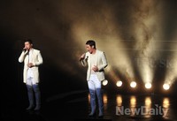 [포토]플라이투더스카이, 감미로운 목소리 돋보이는 무대