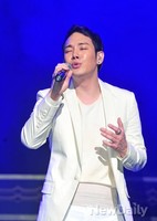 [포토]플라이투더스카이 환희, 컴백 쇼케이스 '눈 지그시 감고..'