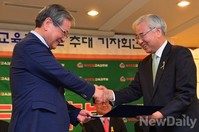 [포토]보수단일화 서울교육감 후보 추대받은 문용린