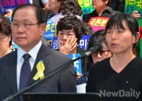 [포토]유가족호소문에 눈물흘리는 참가자