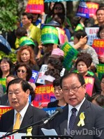 [포토]기자회견문 낭독하는 김명환회장