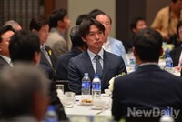 [포토]허정무 부회장 출판기념회 참석한 홍명보감독