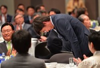 [포토]축구원로들에게 인사하는 홍명보감독