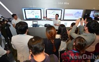 [포토]KT 기가와이어 설명하는 관계자