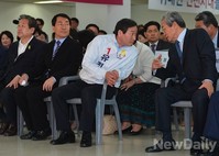 [포토]대화나누는 유정복 후보-이한동 전 총리