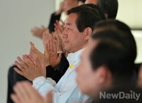 [포토]박수치는 유정복 인천시장후보