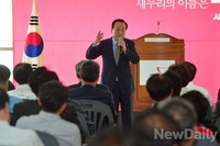 [포토]새누리당 지지호소하는 서청원 의원
