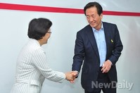 [포토]신연희 강남구청장 후보와 악수하는 정몽준 서울시장 후보
