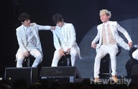 [포토]인피니트, 호야따라 엘 옷 들춰보는 우현'섹시함(?)이라면 너도 지지않아'