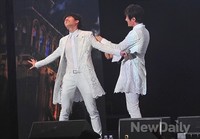 [포토]인피니트 우현, '저는 뮤비에서 이런 포즈를 계속 했어요 으아아!'