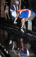 [포토]지하철 청소하는 정몽준 서울시장 후보