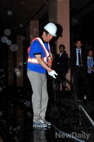 [포토]물 뿌리며 청소하는 정몽준 서울시장후보