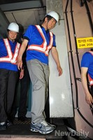 [포토]지하철 선로로 내려오는 정몽준 후보