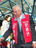 [포토]강남역 선거운동 나선 문용린 교육감 후보