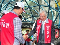 [포토]인사 하는 문용린 교육감 후보 '지지해주셔서 감사합니다'