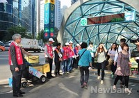 [포토]인사 준비하는 문용린 교육감 후보