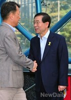 [포토]시민과 악수나누는 박원순 후보