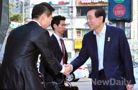 [포토]악수하는 박원순 서울시장 후보 '안녕하십니까'