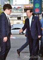 [포토]출근길, 시민들에게 악수건네는 박원순 후보