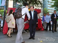 [포토]출근하는 시민들과 인사나누는 박원순 후보