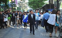 [포토]강남역 거리 걷는 박원순 후보