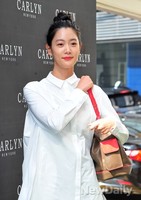 [포토]가방 추스리는 클라라, '완전 소중한 내 가방'