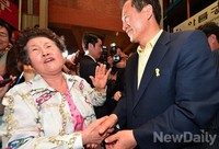 [포토]서울광장시장 찾은 정몽준 후보