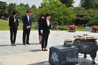[포토]현충원 참배하는 조은희 서초구청장 후보