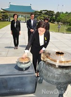 [포토]공식선거전 첫날 현충원 참배하는 조은희 후보