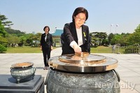 [포토]현충원 참배하는 조은희 후보