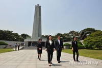 [포토]현충원 참배하고 내려오는 조은희 후보