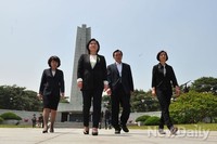 [포토]공식선거전 첫날 현충원 참배 마치고 내려오는 조은희 후보