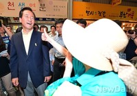 [포토]서울광장시장 찾은 정몽준후보