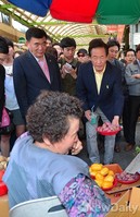 [포토]전통시장 찾은 정몽준후보 