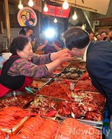 [포토]젖갈 맛보는 정몽준후보