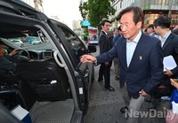 [포토]차에 오르는 정몽준후보