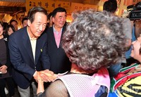 [포토]광장시장 찾은 정몽준 후보..시민들과 스킨십