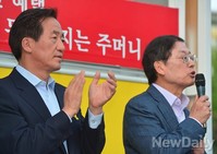 [포토]김황식 전 총리, 정몽준에게 힘을..