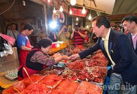 [포토]서울광장시장 찾은 정몽준 후보