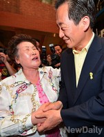 [포토]전통시장에서 정몽준 후보 만난 시민들..정후보 격려