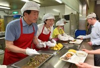 [포토]'어르신 많이드세요' 배식 봉사하는 정몽준 후보