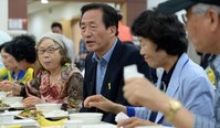 [포토]어르신들과 함께 식사하는 정몽준 의원