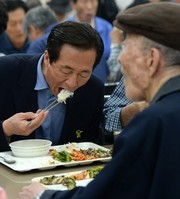 [포토]식사하는 정몽준 후보