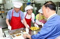 [포토]배식 하는 정몽준 후보