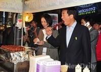 [포토]명동거리 음식 맛 보는 정몽준 후보
