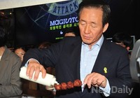 [포토]명동거리 유세, 음식 맛보는 정몽준 후보