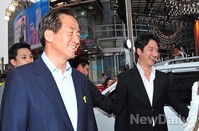 [포토]의외의 인맥, 정몽준 후보와 인사하며 웃는 배우 정준호