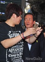 [포토]시민과 셀프카메라 찍는 정몽준 후보