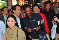 [포토]'외국인도 함께' 셀프카메라 찍는 정몽준 후보