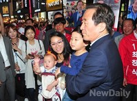 [포토]아기와 사진 찍는 정몽준 후보